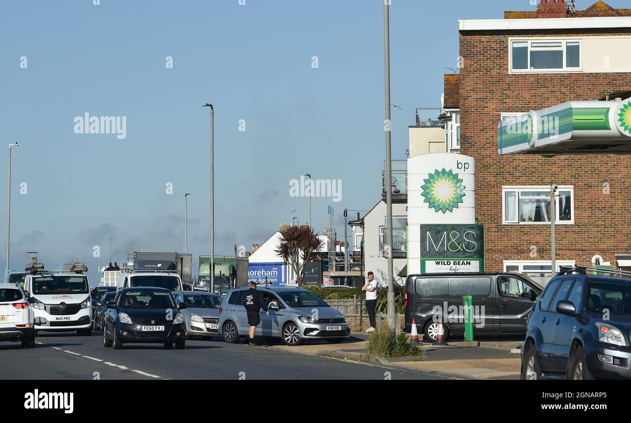 Brighton UK 24. September 2021 - lange Warteschlangen für Kraftstoff an einer BP-Tankstelle an der Küste von Hove , Brighton heute Morgen . Ein Mangel an LKW-Fahrern, die Kraftstoff in ganz Großbritannien liefern, hat diese Woche das Problem verursacht : Credit Simon Dack / Alamy Live News Stockfoto