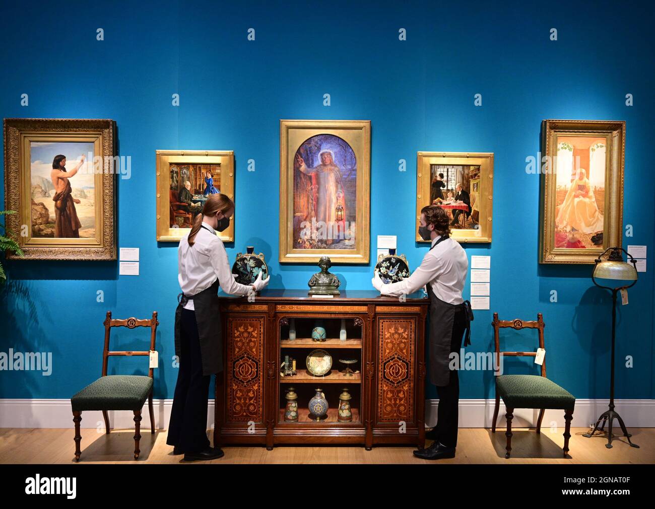 Christie’s, London, Großbritannien. 24. September 2021. Eine ästhetische Odyssee: Die Sammlung Peter Rose und Albert Gallichan wird am 30. September 2021 bei Christie’s zum Verkauf angeboten, um dem Albert Dawson Educational Trust zu nutzen. Das Paar war wegweisende Sammler von schönen und dekorativen Künsten des 19. Jahrhunderts, und diese einzigartige Sammlung war eine gemeinsame Leidenschaft für das anfänglich unmodische viktorianische Design, das ab den 1950er Jahren zusammengestellt wurde. Quelle: Malcolm Park/Alamy Live News Stockfoto