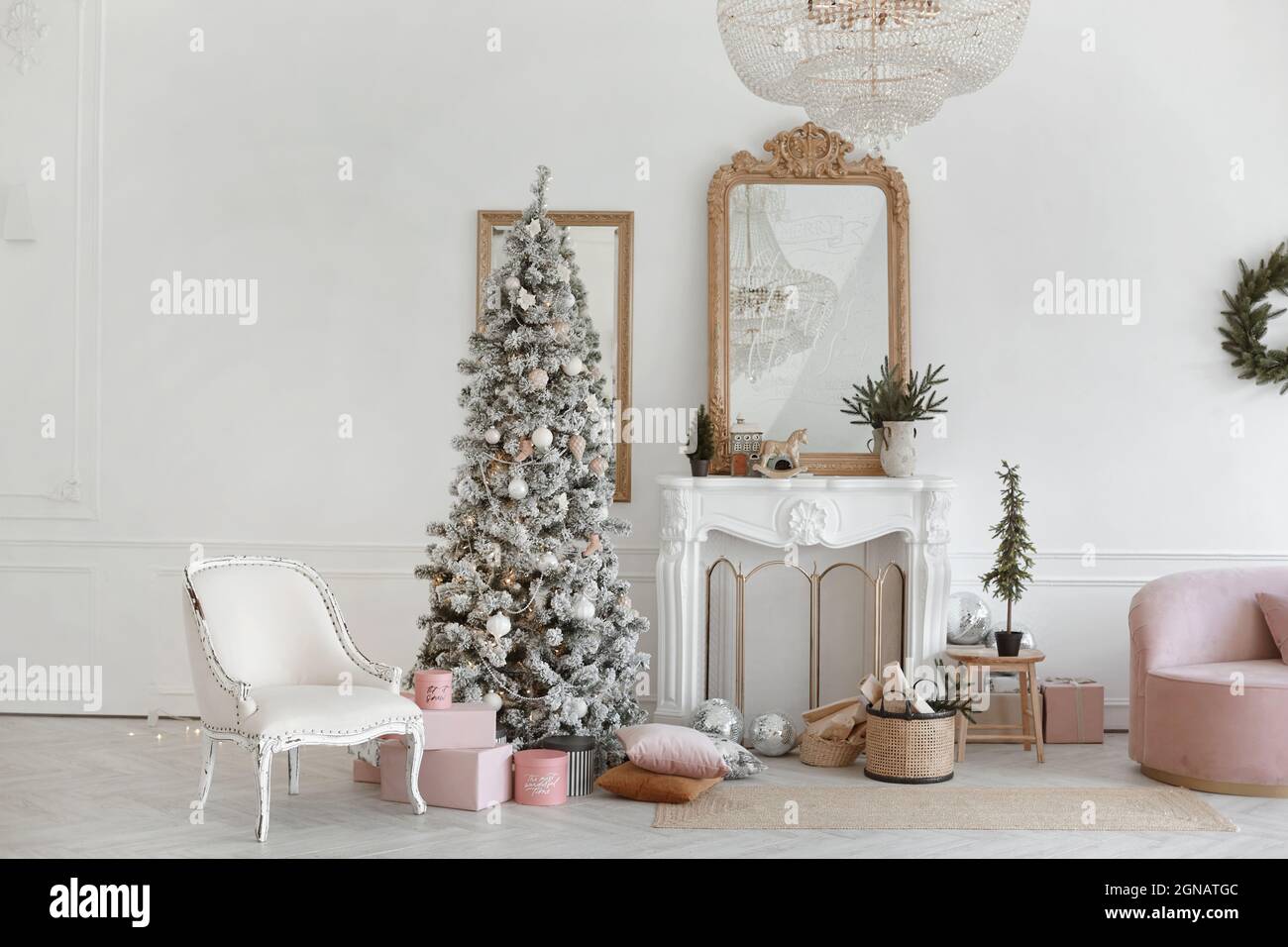 Gemütliches Wohnzimmer mit Vintage-Kamin und Weihnachtsbaum mit Geschenken darunter dekoriert. Weihnachten und Silvester Stockfoto