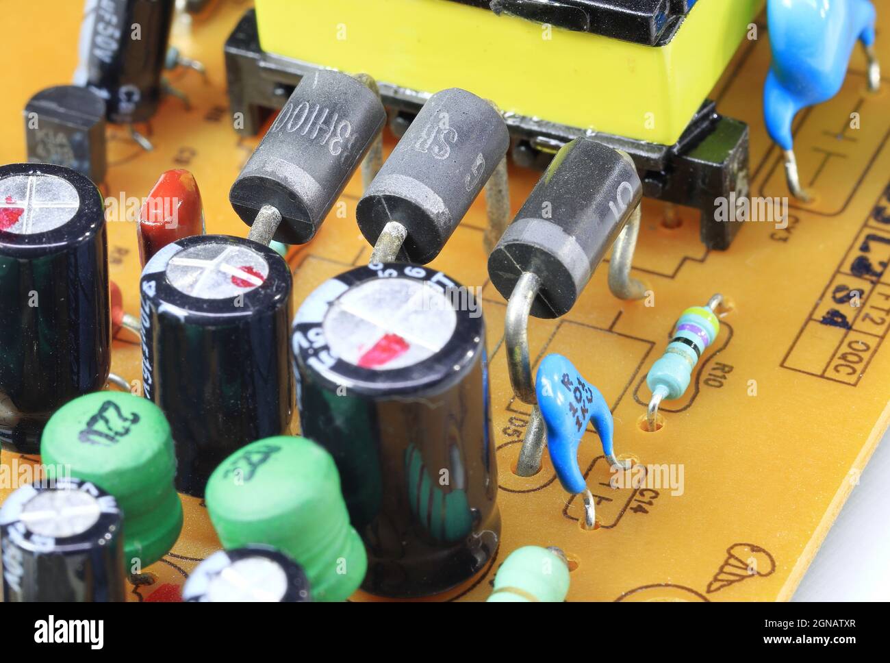 Diode in der Elektronikplatine. Analoges Leiterplatinensystem. Reparatur, Wartung Technik Ausrüstung Konzept, Leiterplatte. Stockfoto