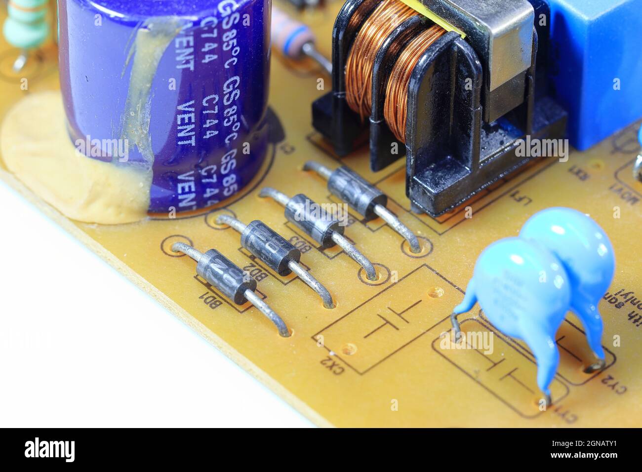 Diode in der Elektronikplatine. Analoges Leiterplatinensystem. Reparatur, Wartung Technik Ausrüstung Konzept, Leiterplatte. Stockfoto