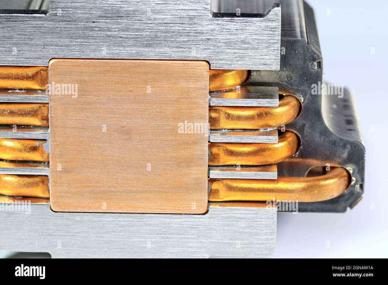 Eine Nahaufnahme des passiven CPU-Kühlers mit der Aluminiumflosse und der Kupfer-Heat-Pipe-Struktur isolieren auf weißem Hintergrund Stockfoto