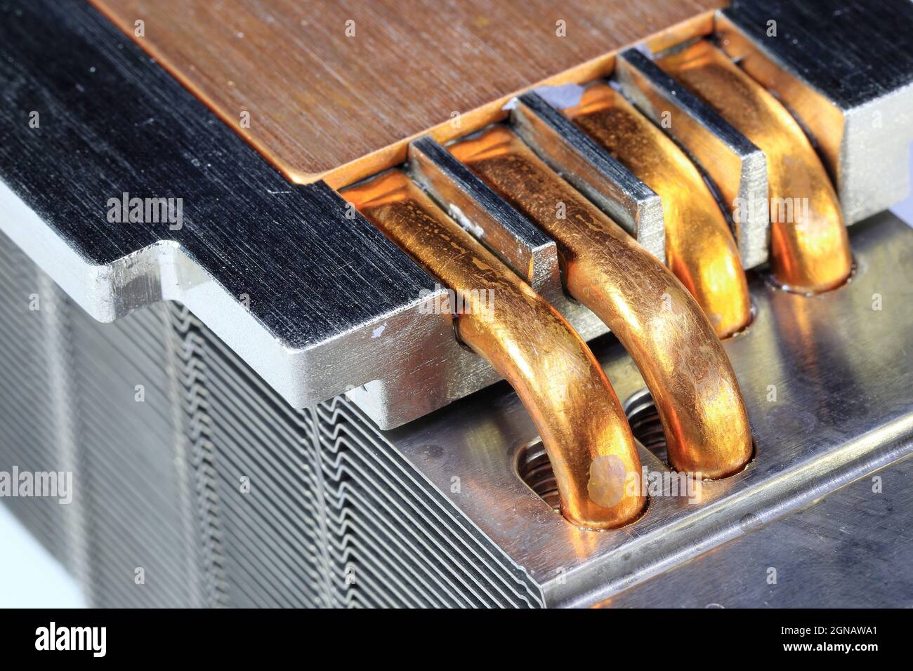 Eine Nahaufnahme des passiven CPU-Kühlers mit der Aluminiumflosse und der Kupfer-Heat-Pipe-Struktur isolieren auf weißem Hintergrund. Stockfoto