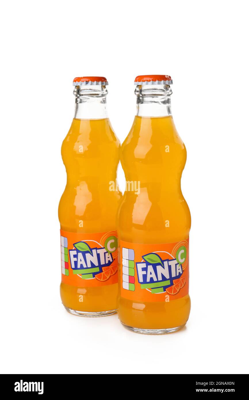 Odessa, Ukraine - 23. September 2021: Fanta-Flaschen isoliert auf weißem Hintergrund. Stockfoto