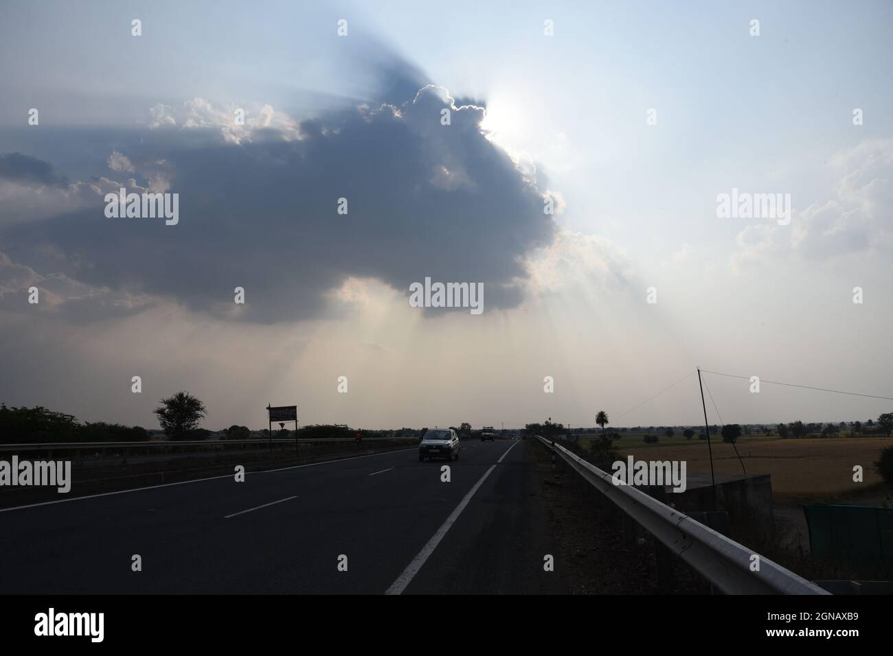 Eine Wolke über einer neu errichteten Autobahn in der Nähe von Indore in Madhya Pradesh, Indien. Foto von Sondeep Shankar Stockfoto