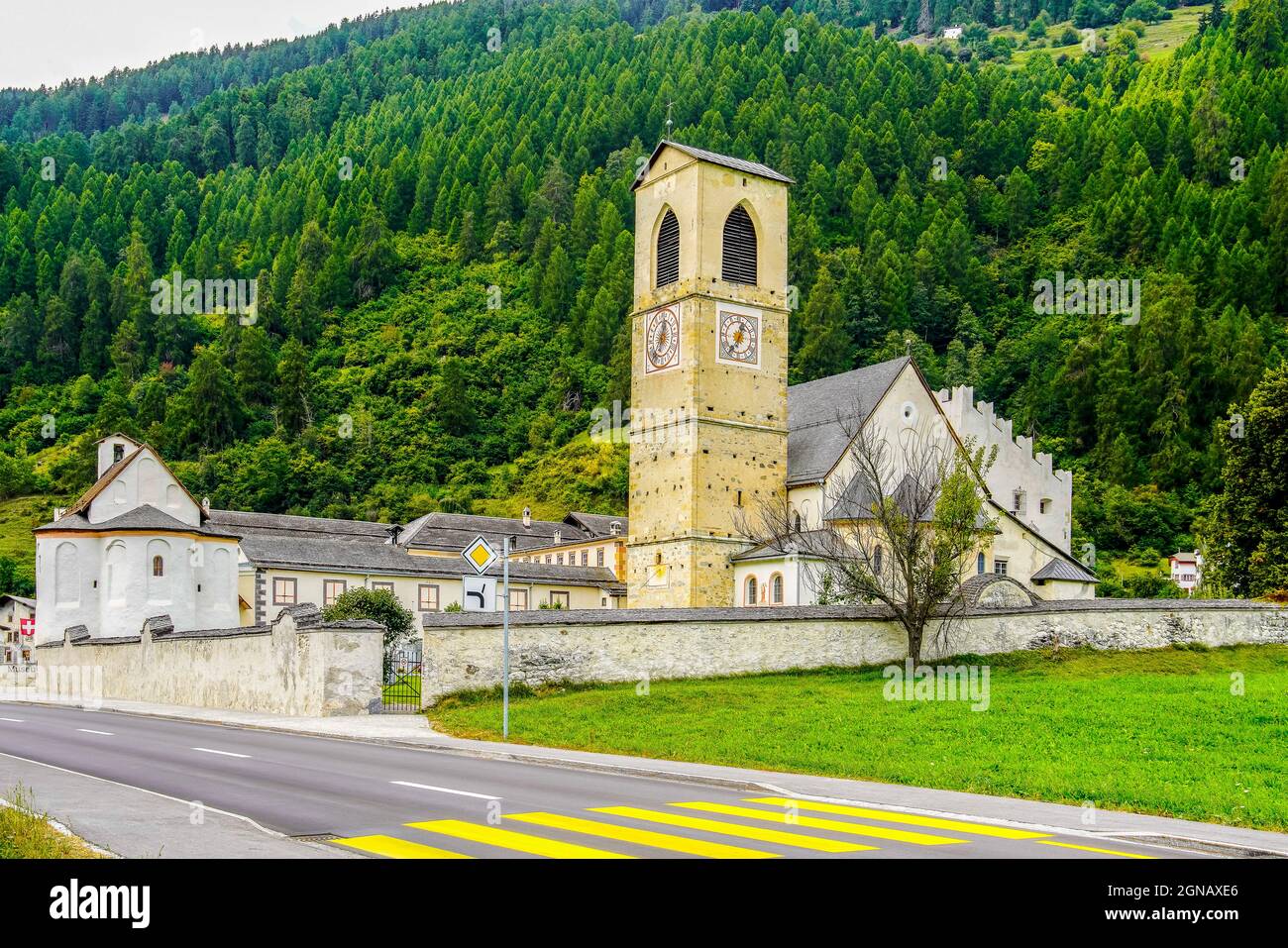 Die Abtei Saint John ist ein altes Benediktinerkloster in der Schweizer Gemeinde Val Müstair im Kanton Graubünden. Stockfoto