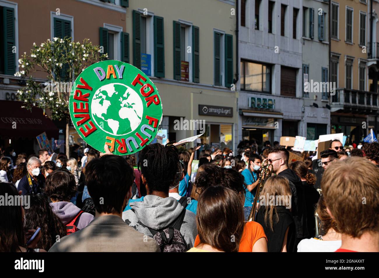 2021. September, Brescia, Italien. Freitag für die zukünftige Bewegung. Kundgebung der Studenten auf dem Platz. Jeden Tag für die Zukunft Kredit: Marco Ciccolella/Alamy Live News Stockfoto
