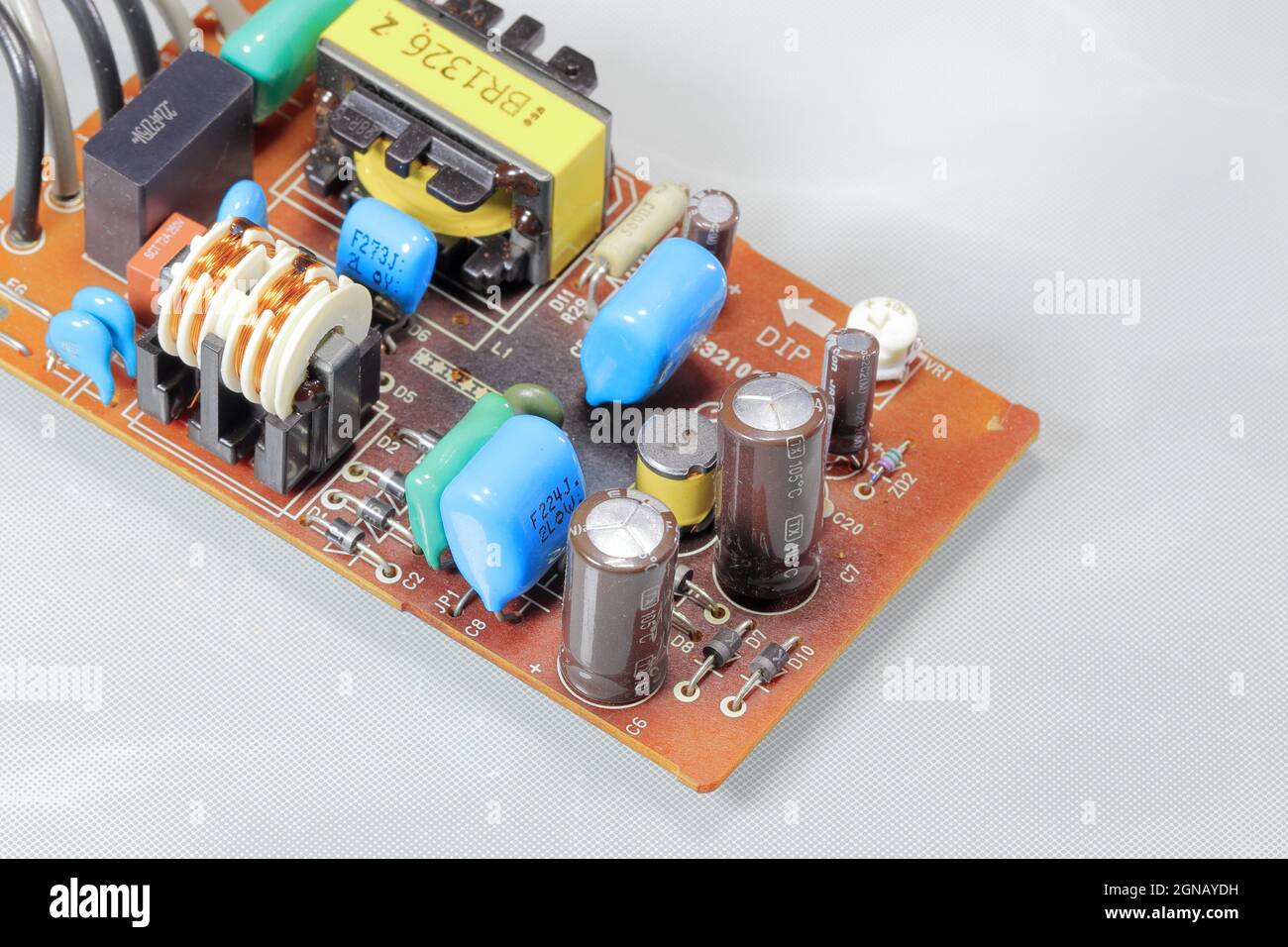 Analoges Leiterplatinensystem. Reparatur, Wartung Technik Ausrüstung Konzept, Leiterplatte mit elektronischen Komponenten, Elektronische Schaltung Stockfoto