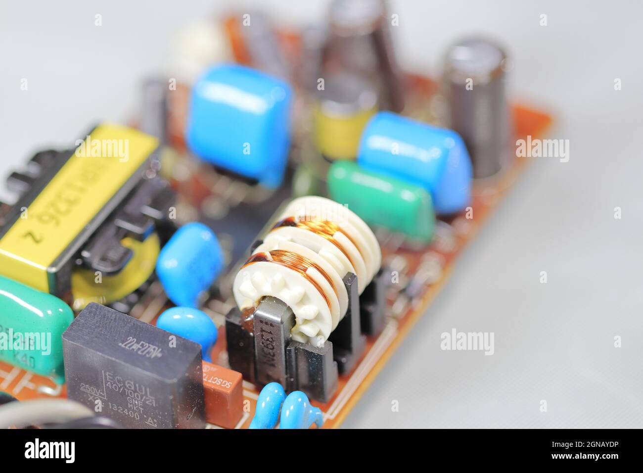 Analoges Leiterplatinensystem. Reparatur, Wartung Technik Ausrüstung Konzept, Leiterplatte mit elektronischen Komponenten, Elektronische Schaltung Stockfoto