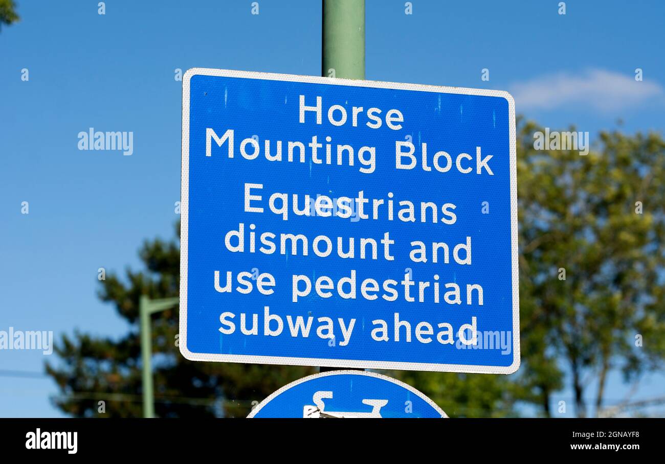 Schild mit Pferdehalterung, Berkswell, West Midlands, England, Großbritannien Stockfoto