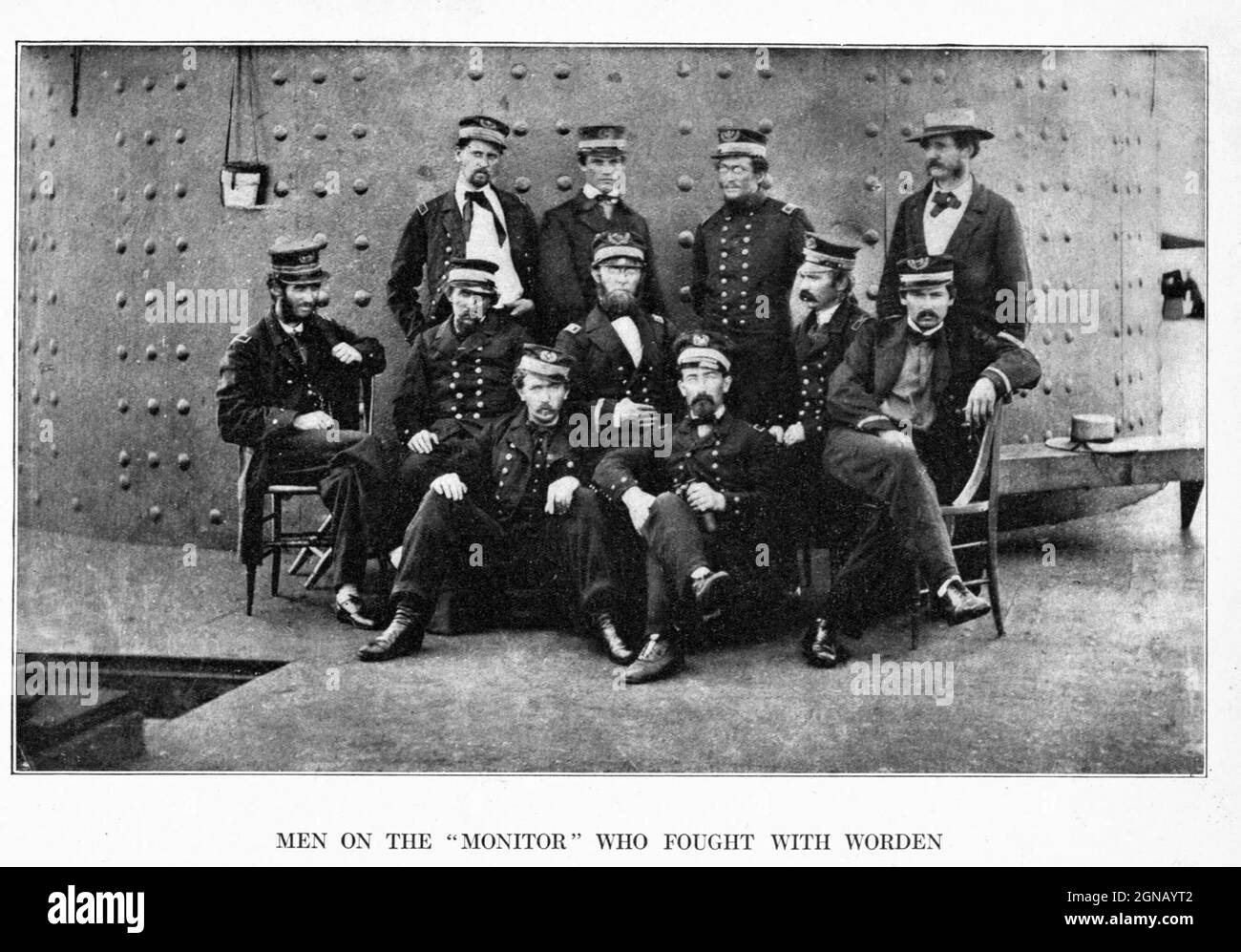 USS Monitor war ein eisengekleidetes Kriegsschiff, das während des amerikanischen Bürgerkrieges für die Union Navy gebaut und Anfang 1862 fertiggestellt wurde, das erste derartige Schiff, das von der Navy in Auftrag gegeben wurde. Monitor spielte eine zentrale Rolle in der Schlacht von Hampton Roads am 9. März unter dem Kommando von Leutnant John L. worden, wo sie gegen die Kasematte, die mit Eisen verkleidet war, CSS Virginia (die auf dem Rumpf der versenkten Dampfbrustfracht USS Merrimack gebaut wurde), zu einem Patt kämpfte. Das Design des Schiffes zeichnete sich durch seinen drehbaren Turm aus, der vom amerikanischen Erfinder Theodore Timby entworfen wurde; er wurde schnell dupliziert und etablierte die Monitorklasse Stockfoto