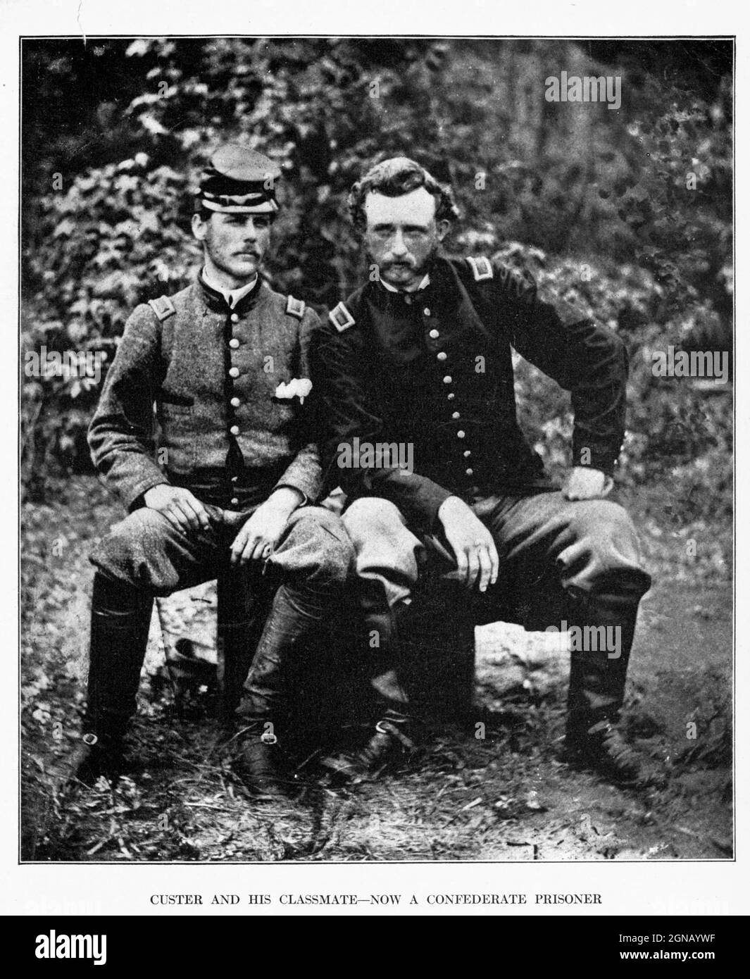 Auf der linken Seite sitzt Leutnant J. B. Washington, C. S. A., der ein Adjutant von General Johnston bei Fair Oaks war. Neben ihm sitzt Leutnant George A. Custer, der Fünften U. S. Kavallerie, Adjutant des Stabs von McClellan, später berühmter Kavalleriegeneral und indischer Kämpfer. Beide Männer waren Absolventen von West Point und hatten gemeinsam an der Mili tary Academy teilgenommen. Am Morgen des 31. Mai 1862 wurde Leutnant Washington in Fair Oaks von einigen der Streikposten von General Casey gefangen genommen. Später am Tag lief sein ehemaliger Klassenkamerad über ihn und ein dramatisches Treffen wurde so von der Kamera aufgezeichnet. Aus dem Buch "The Civil war Throu Stockfoto