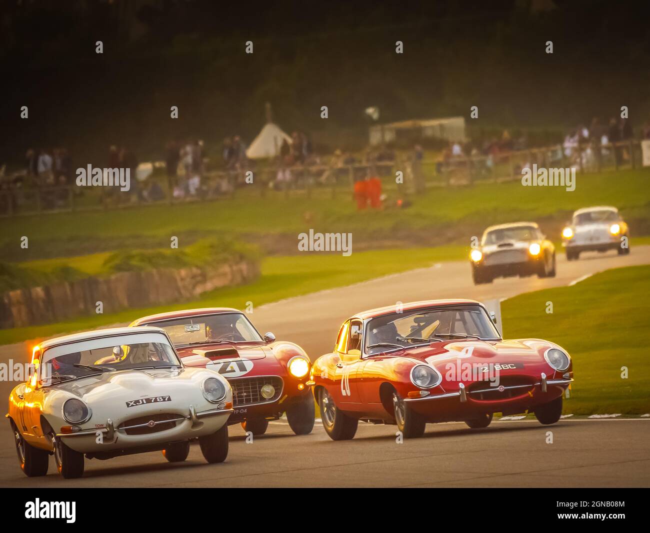 Autorennen bei Sonnenuntergang beim Goodwood Revival 2021, West Sussex, großbritannien Stockfoto