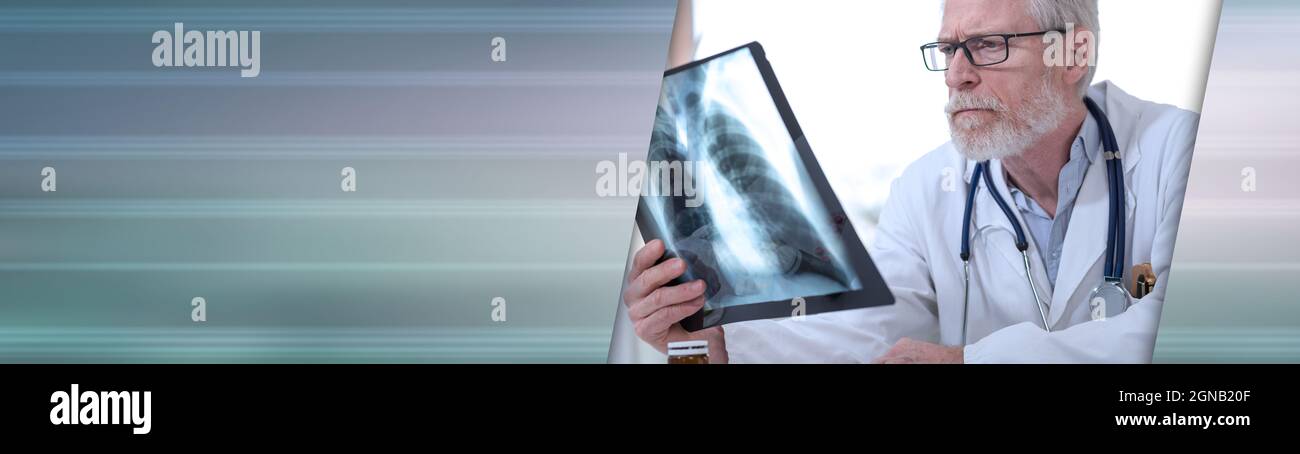 Doktor beim Betrachten des Röntgenberichts. Panorama-Banner Stockfoto