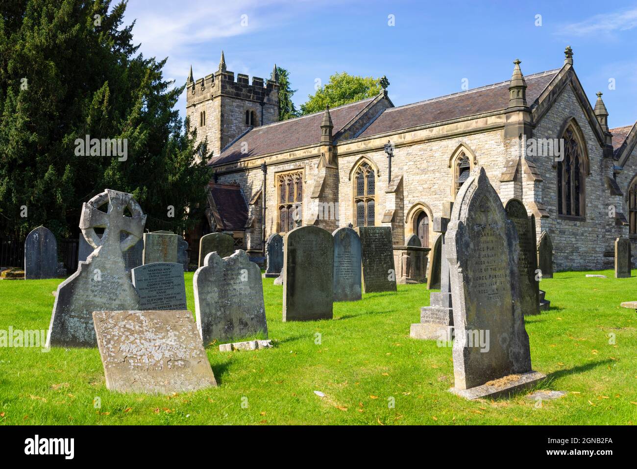 Die Pfarrkirche der Heiligen Dreifaltigkeit, Ashford-in-the-Water, ein Dorf in der Nähe von Bakewell, Derbyshire Peak District National Park, England, Großbritannien, GB, Europa Stockfoto