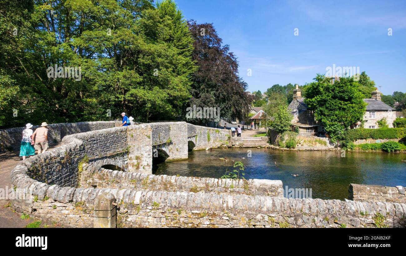 Mittelalterliche Sheepwash Bridge über den Fluss Wye und Washfold-Stifte im Dorf Ashford im Wasser, White Peak, Derbyshire England GB Europa Stockfoto