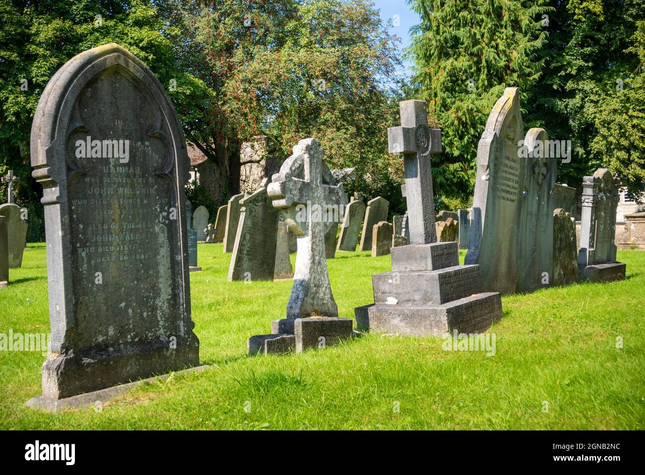 Gräber im Friedhof der Pfarrkirche der Heiligen Dreifaltigkeit Ashford-in-the-Water, in der Nähe des Bakewell Derbyshire Peak District National Park England, GB Stockfoto