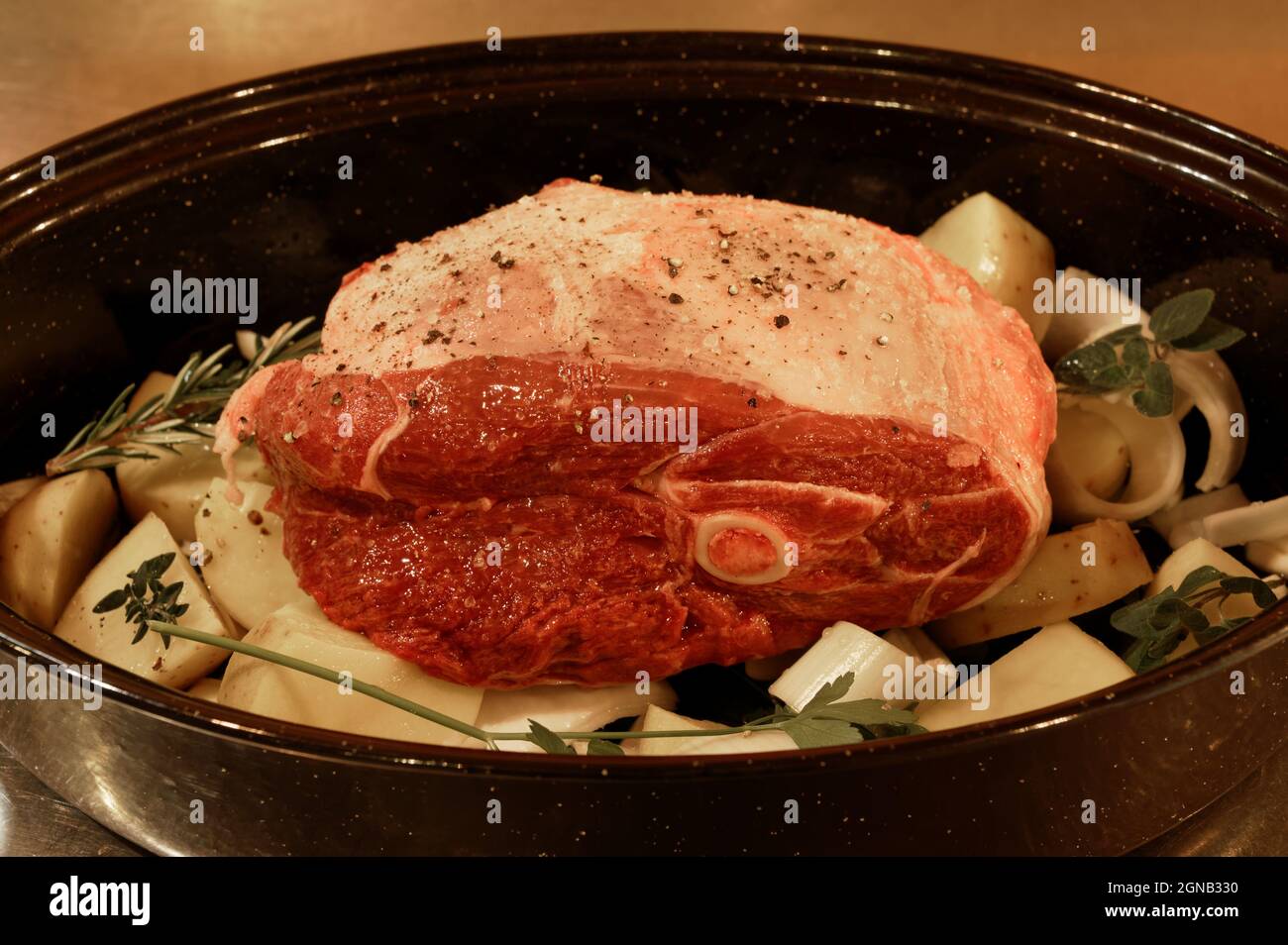 Der Sonntagsbraten ist bereit, in den Ofen zu gehen Stockfoto