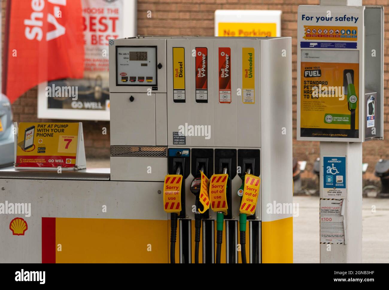 Brentwood, Großbritannien. September 2021. Brentwood Essex 24. September 2021 Benzinpanik; geschlossene Petral-Station und kilometerlange Warteschlangen an einer offenen Esso-Tankstelle in Brentwood Essex Credit: Ian Davidson/Alamy Live News Stockfoto