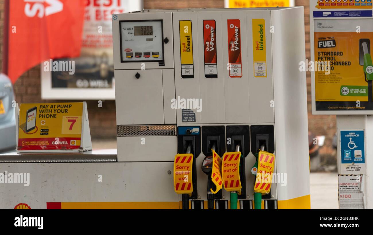 Brentwood, Großbritannien. September 2021. Brentwood Essex 24. September 2021 Benzinpanik; geschlossene Petral-Station und kilometerlange Warteschlangen an einer offenen Esso-Tankstelle in Brentwood Essex Credit: Ian Davidson/Alamy Live News Stockfoto
