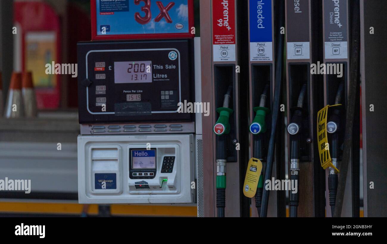 Brentwood, Großbritannien. September 2021. Brentwood Essex 24. September 2021 Benzinpanik; geschlossene Petral-Station und kilometerlange Warteschlangen an einer offenen Esso-Tankstelle in Brentwood Essex Credit: Ian Davidson/Alamy Live News Stockfoto