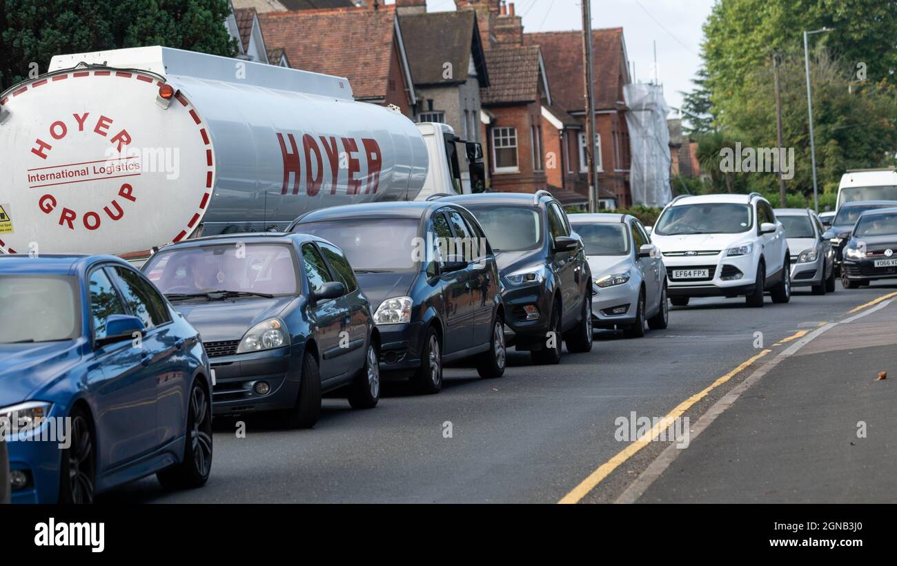 Brentwood, Großbritannien. September 2021. Brentwood Essex 24. September 2021 Benzinpanik; geschlossene Petral-Station und kilometerlange Warteschlangen an einer offenen Esso-Tankstelle in Brentwood Essex Credit: Ian Davidson/Alamy Live News Stockfoto