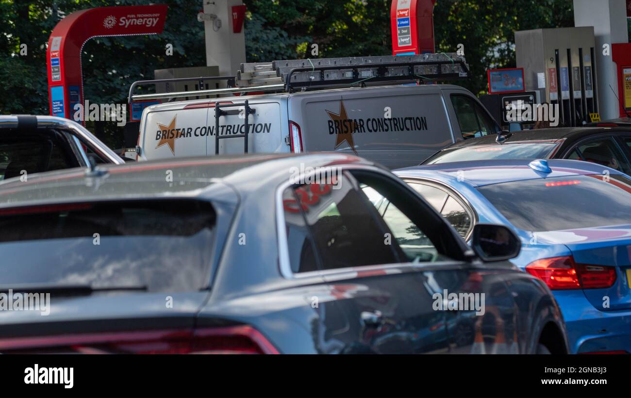 Brentwood, Großbritannien. September 2021. Brentwood Essex 24. September 2021 Benzinpanik; geschlossene Petral-Station und kilometerlange Warteschlangen an einer offenen Esso-Tankstelle in Brentwood Essex Credit: Ian Davidson/Alamy Live News Stockfoto