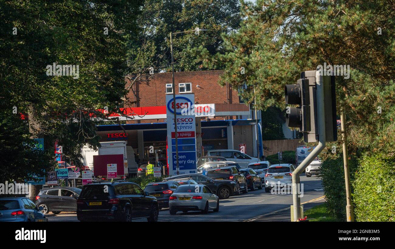 Brentwood, Großbritannien. September 2021. Brentwood Essex 24. September 2021 Benzinpanik; geschlossene Petral-Station und kilometerlange Warteschlangen an einer offenen Esso-Tankstelle in Brentwood Essex Credit: Ian Davidson/Alamy Live News Stockfoto