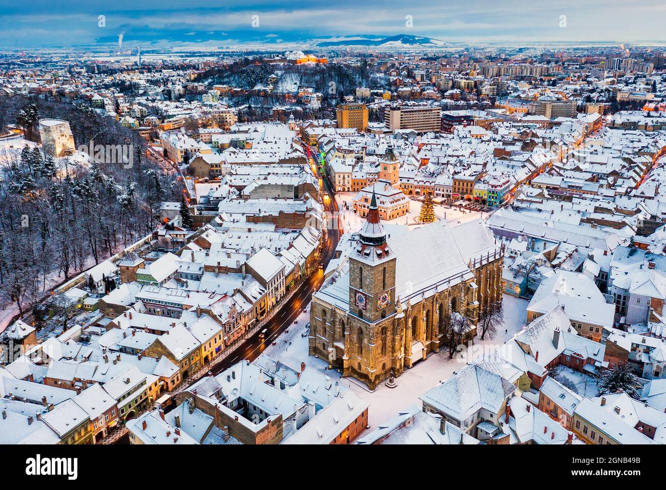 Brasov, Rumänien. Luftaufnahme der Altstadt während der Weihnachtszeit. Stockfoto