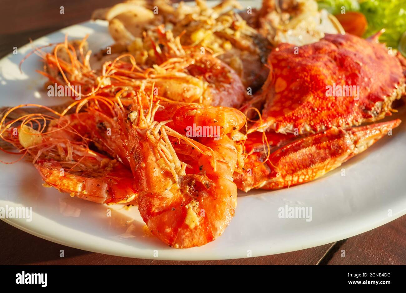 Gegrillte Meeresfrüchte-Platte mit Krabben und Garnelen mit Knoblauch, selektiver Fokus. Stockfoto