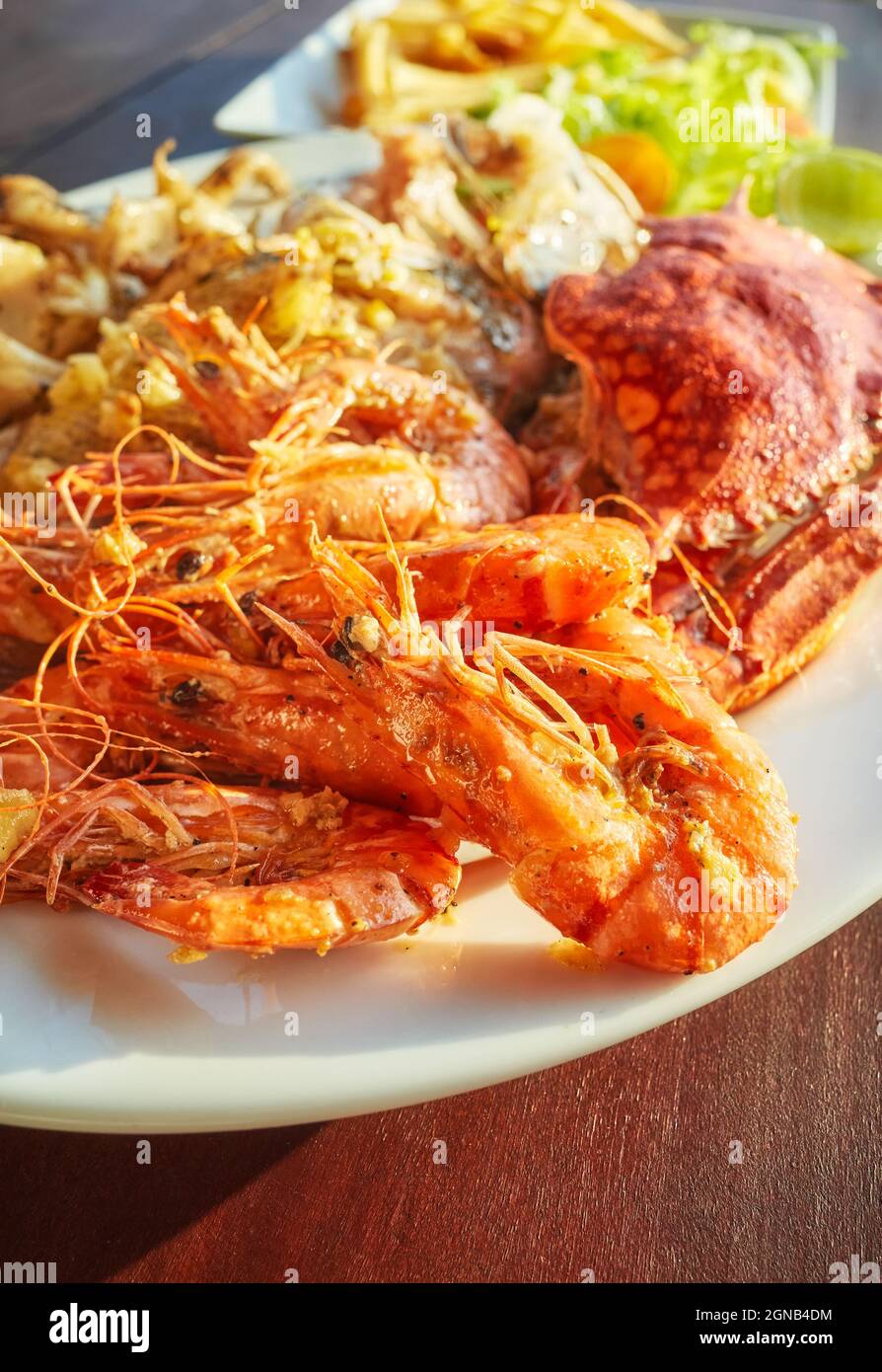Gegrillte Meeresfrüchte-Platte mit Krabben, Fisch und Garnelen in Knoblauchsauce, selektiver Fokus. Stockfoto