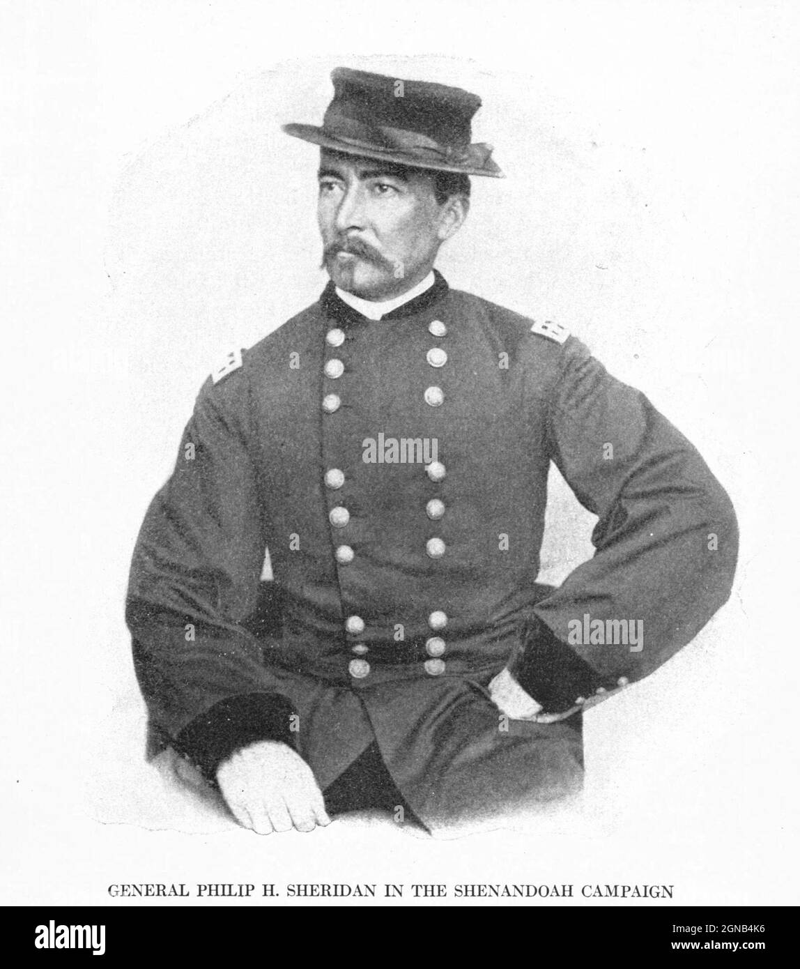 Porträt von Philip Henry Sheridan (6. März 1831[1] – 5. August 1888) war ein beruflicher Offizier der US-Armee und ein General der Union im amerikanischen Bürgerkrieg. Seine Karriere war bekannt für seinen schnellen Aufstieg zum Generalmajor und seine enge Zusammenarbeit mit General-in-Chief Ulysses S. Grant, der Sheridan vom Kommando einer Infanteriedivision im Westlichen Theater übertrug, um das Kavalleriekorps der Armee des Potomac im Osten zu leiten. Im Jahr 1864 besiegte er konföderierte Kräfte unter General Jubal früh im Shenandoah-Tal und seine Zerstörung der wirtschaftlichen Infrastruktur des Tals, genannt 'The Stockfoto