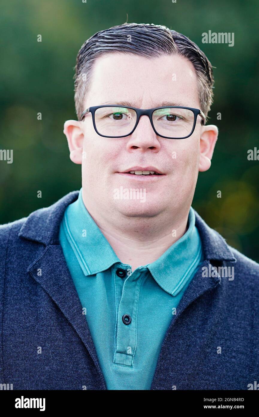 Mutterstadt, Deutschland. September 2021. Torbjörn Kartes, CDU-Bundestagskandidat im Wahlkreis 207 (Ludwigshafen/Frankenthal), steht während eines Wahlkampftreffens in der Innenstadt vor. Quelle: Uwe Anspach/dpa/Alamy Live News Stockfoto