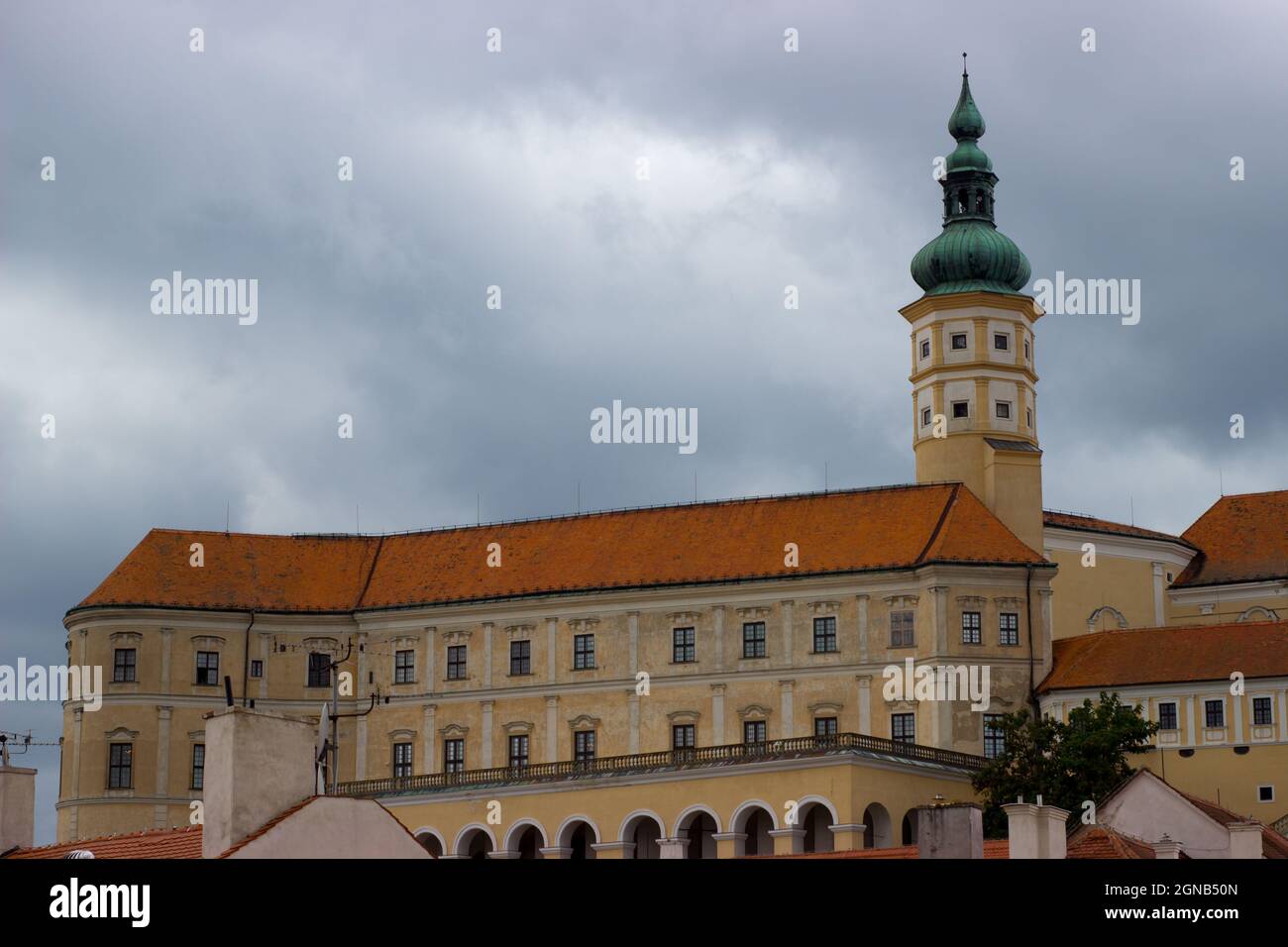 Blick auf das Schloss Mikulov in der Tschechischen Republik. Stockfoto