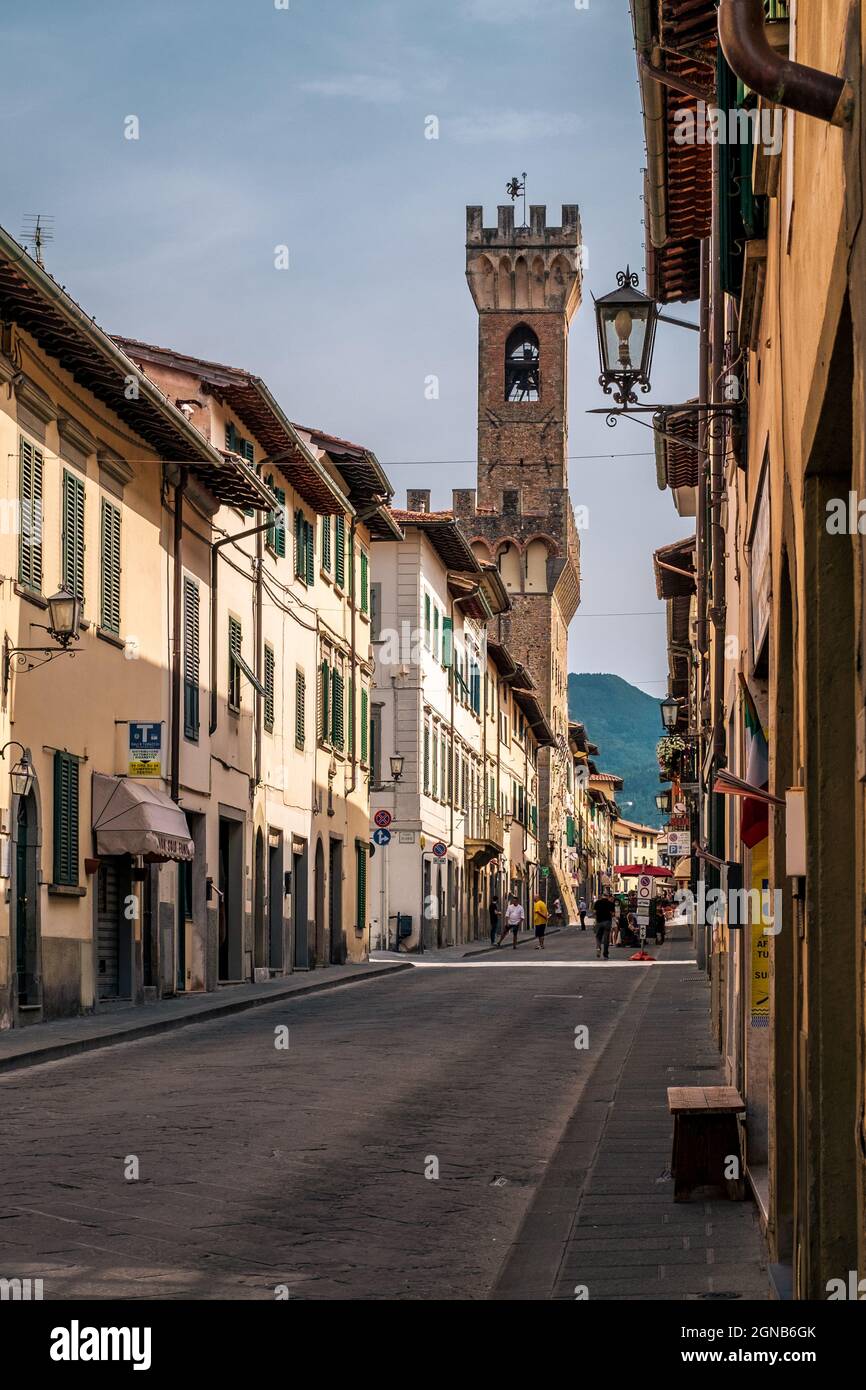 Blick auf die Hauptstraße von Scarperia, einer kleinen Stadt, die für die handwerkliche Herstellung von Klingen und Messern bekannt ist, Provinz Florenz, Toskana, Italien Stockfoto