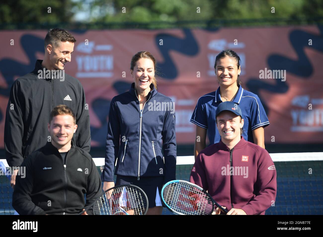 Die Herzogin von Cambridge trifft die britischen US Open Champions Emma Raducanu, Joe Salisbury (hintere Reihe links) , Gordon Reid und Alfie Hewett (vordere Reihe links) während einer Veranstaltung, die vom LTA Youth Programm im National Tennis Center in London veranstaltet wird. Bilddatum: Freitag, 24. September 2021. Stockfoto