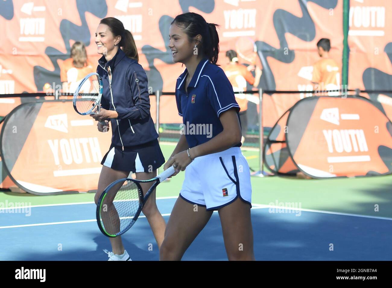 Die Herzogin von Cambridge mit der britischen US-Open-Meisterin Emma Raducanu während einer Veranstaltung des LTA Youth Programms im National Tennis Center in London. Bilddatum: Freitag, 24. September 2021. Stockfoto