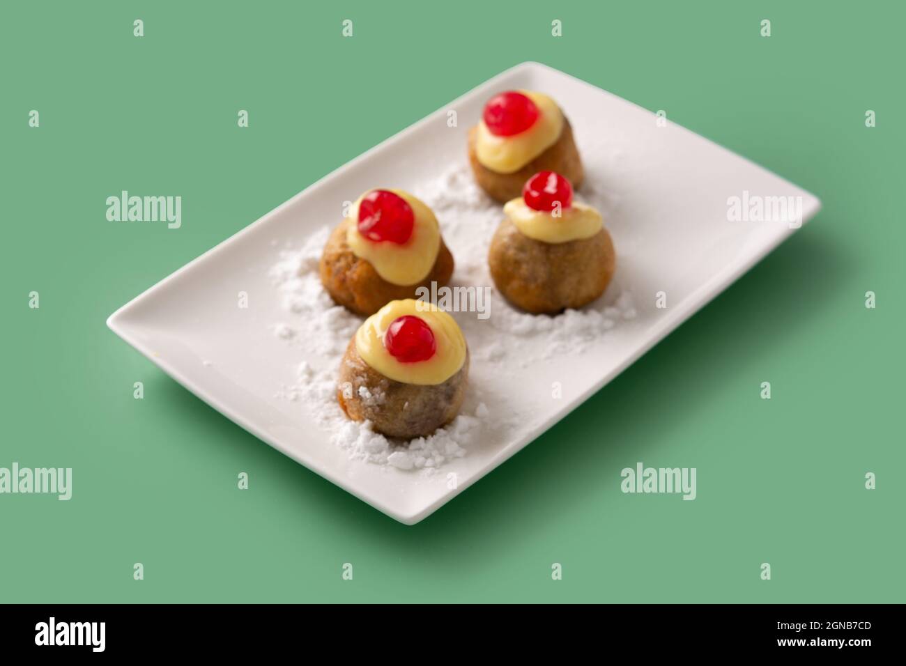 Traditionelles italienisches Zeppole-Gebäck auf grünem Hintergrund Stockfoto
