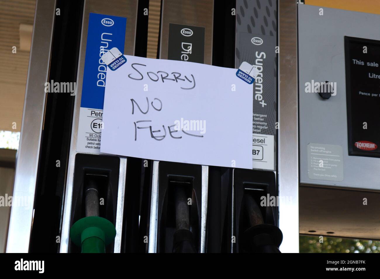 Tenterden, Kent, Großbritannien. 24. September 2021. In der Stadt Tenterden, Kent, gibt es kilometerlange keine Tankstelle. Auf dem Bild sind handgeschriebene Schilder zu sehen, die bedauern, dass kein Kraftstoff an allen Pumpen vorhanden ist. Foto-Kredit: Paul Lawrenson /Alamy Live Nachrichten Stockfoto