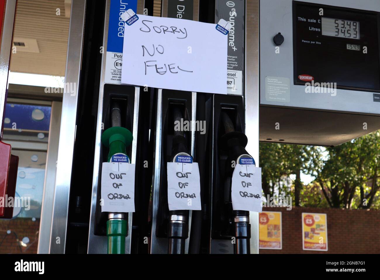 Tenterden, Kent, Großbritannien. 24. September 2021. In der Stadt Tenterden, Kent, gibt es kilometerlange keine Tankstelle. Auf dem Bild sind handgeschriebene Schilder zu sehen, die bedauern, dass kein Kraftstoff an allen Pumpen vorhanden ist. Foto-Kredit: Paul Lawrenson /Alamy Live Nachrichten Stockfoto