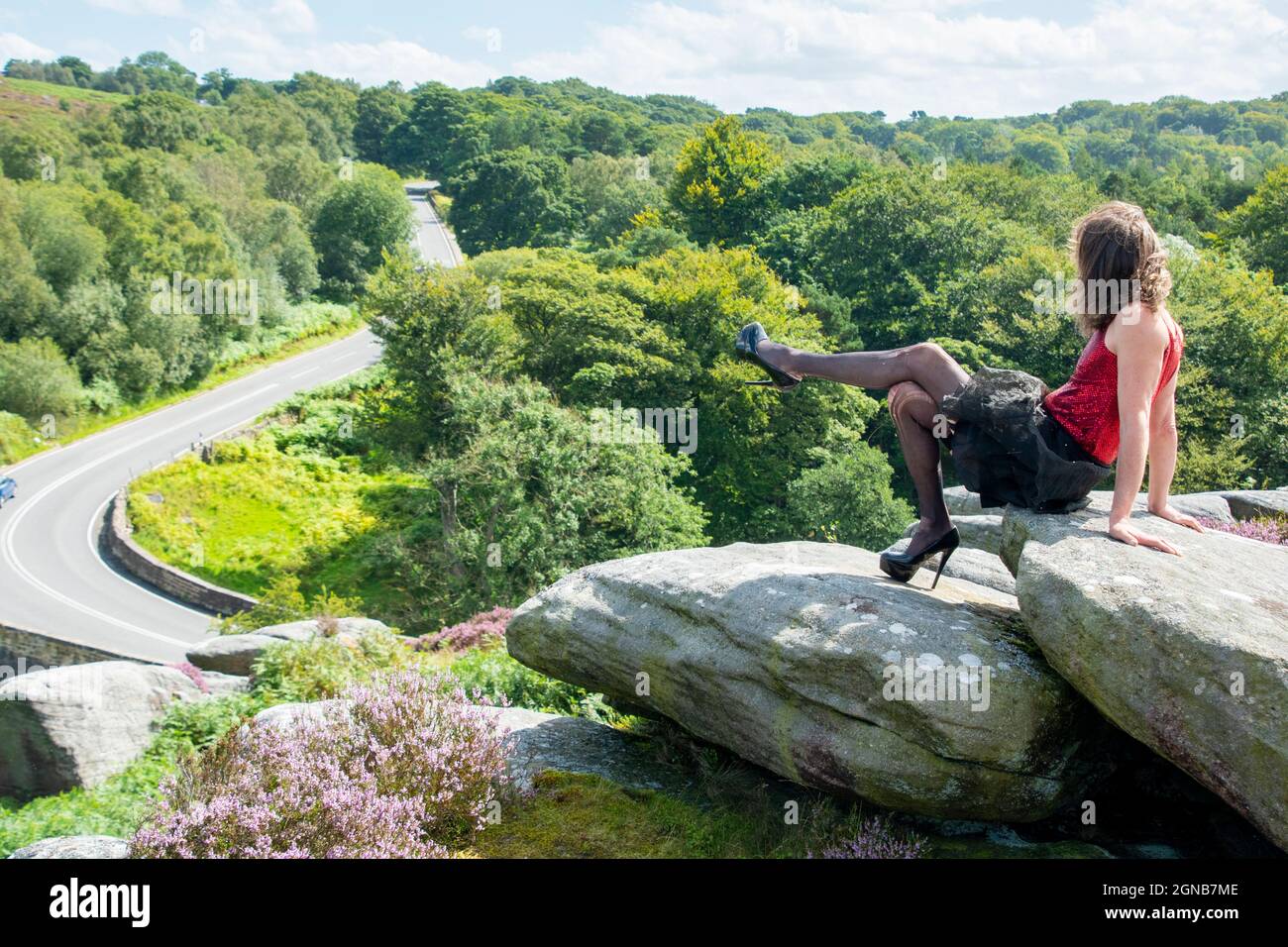Derbyshire UK – 20. Aug 2020: Simon in Heels saß auf der Kröten-Mündung, einer ikonischen Felsformation mit Blick auf die A6187 Hathersage Road, Peak District Stockfoto