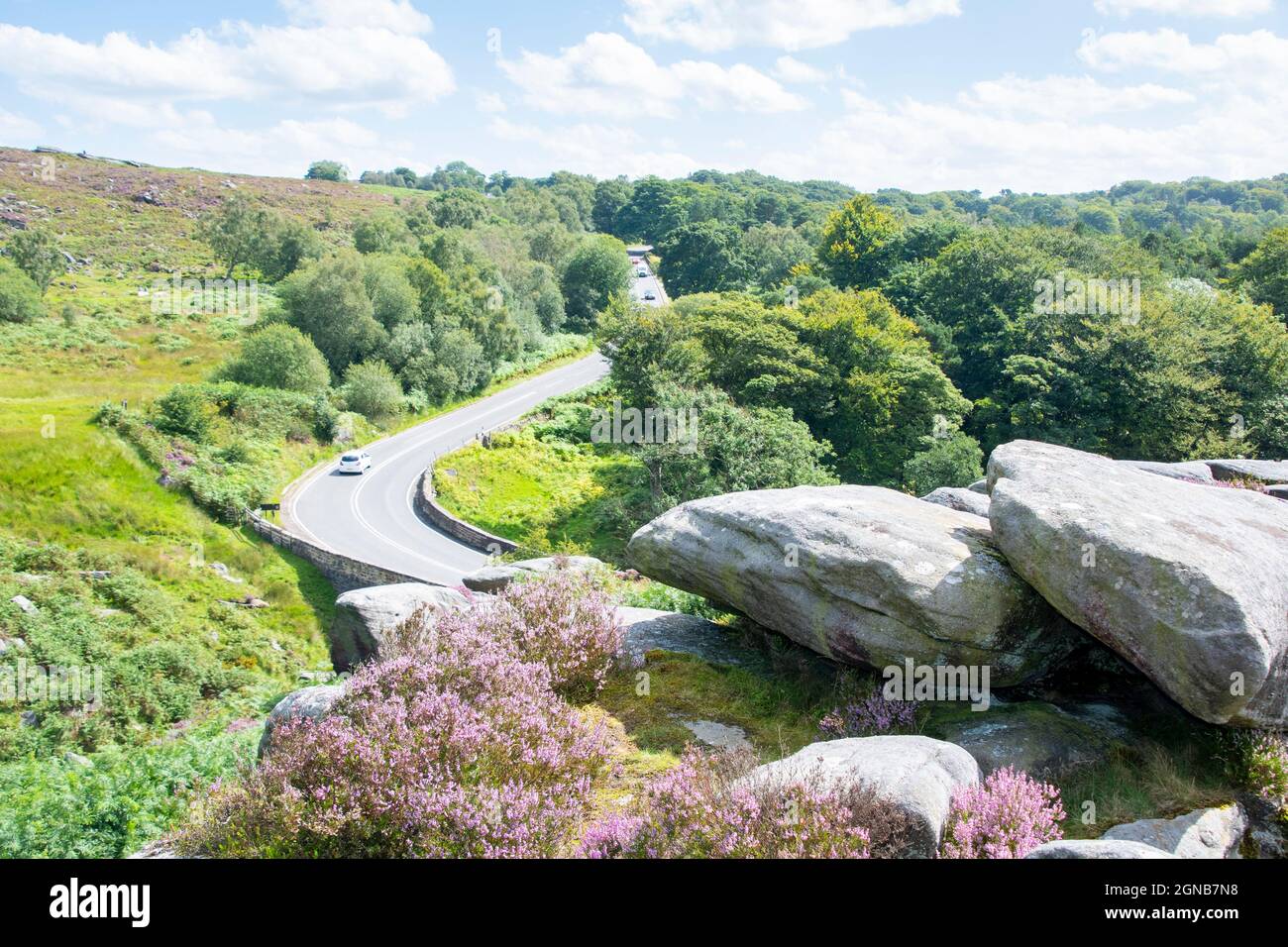 Toads Mouth ist eine ikonische Felsformation mit Blick auf die A6187 Hathersage Road, Peak District Stockfoto