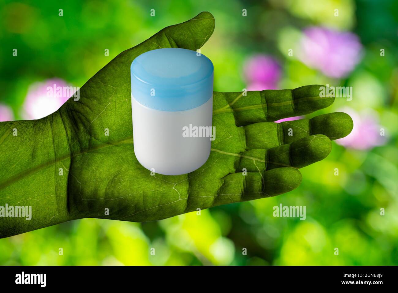 Die Hand eines Mannes, die mit der Textur eines grünen Blattes bemalt ist, hält ein Glas Feuchtigkeitscreme für die Haut. Farbenfroher Bokeh-Hintergrund Stockfoto