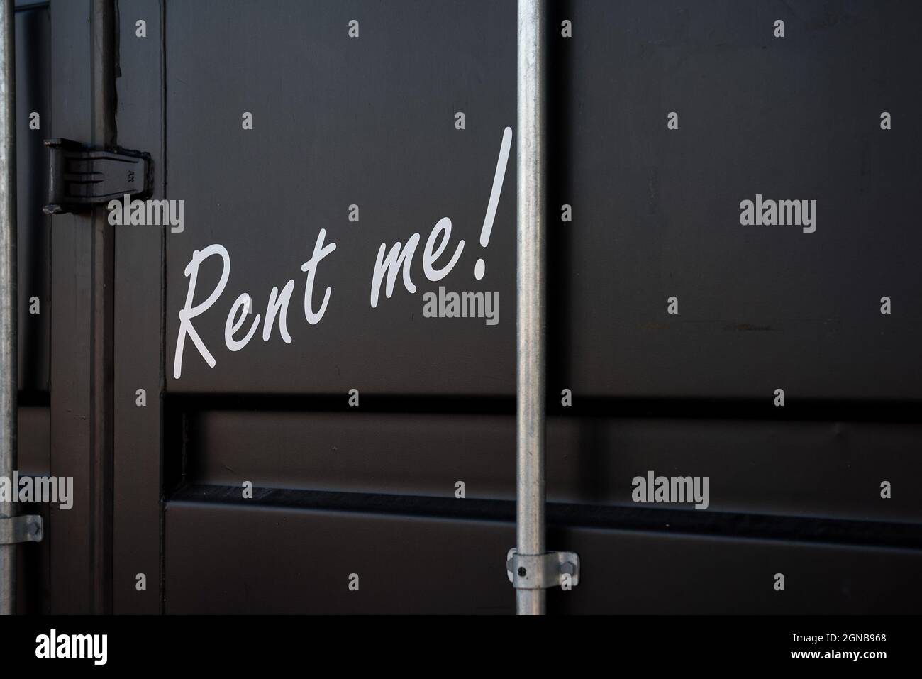 Mieten Sie Mich! - Stahlbehälter Stockfoto