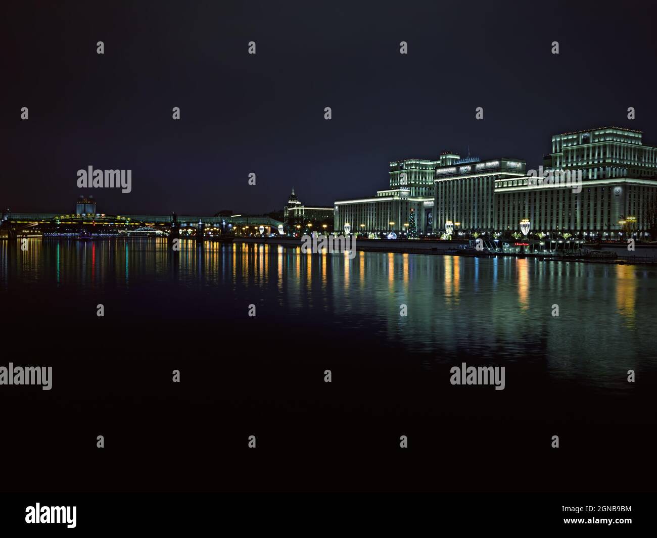 Russland, Moskau, 04.01.2021. Frunzenskaya Damm, das Gebäude des Verteidigungsministeriums. Getöntes Bild der Stadt bei Nacht. Abends Lichter der Stadt ar Stockfoto