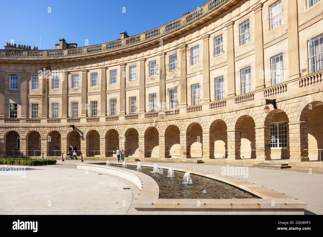 Duke of Devonshire Georgian Crescent ist jetzt Buxton Crescent Hotel The Crescent Buxton ein Kurort im Derbyshire Peak District Derbyshire England GB Großbritannien Stockfoto