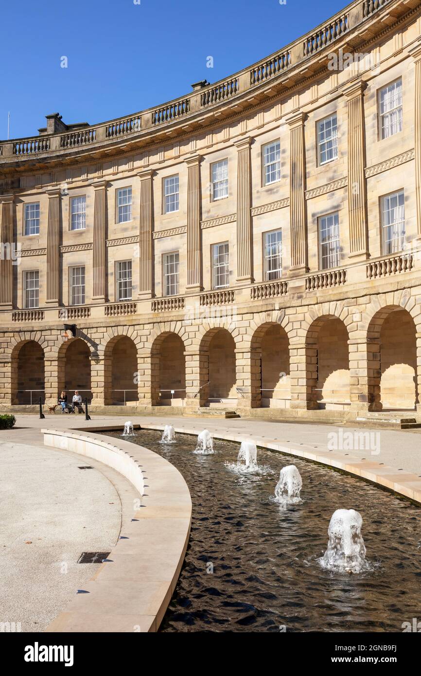 Duke of Devonshire Georgian Crescent ist jetzt Buxton Crescent Hotel The Crescent Buxton ein Kurort im Derbyshire Peak District Derbyshire England GB Großbritannien Stockfoto
