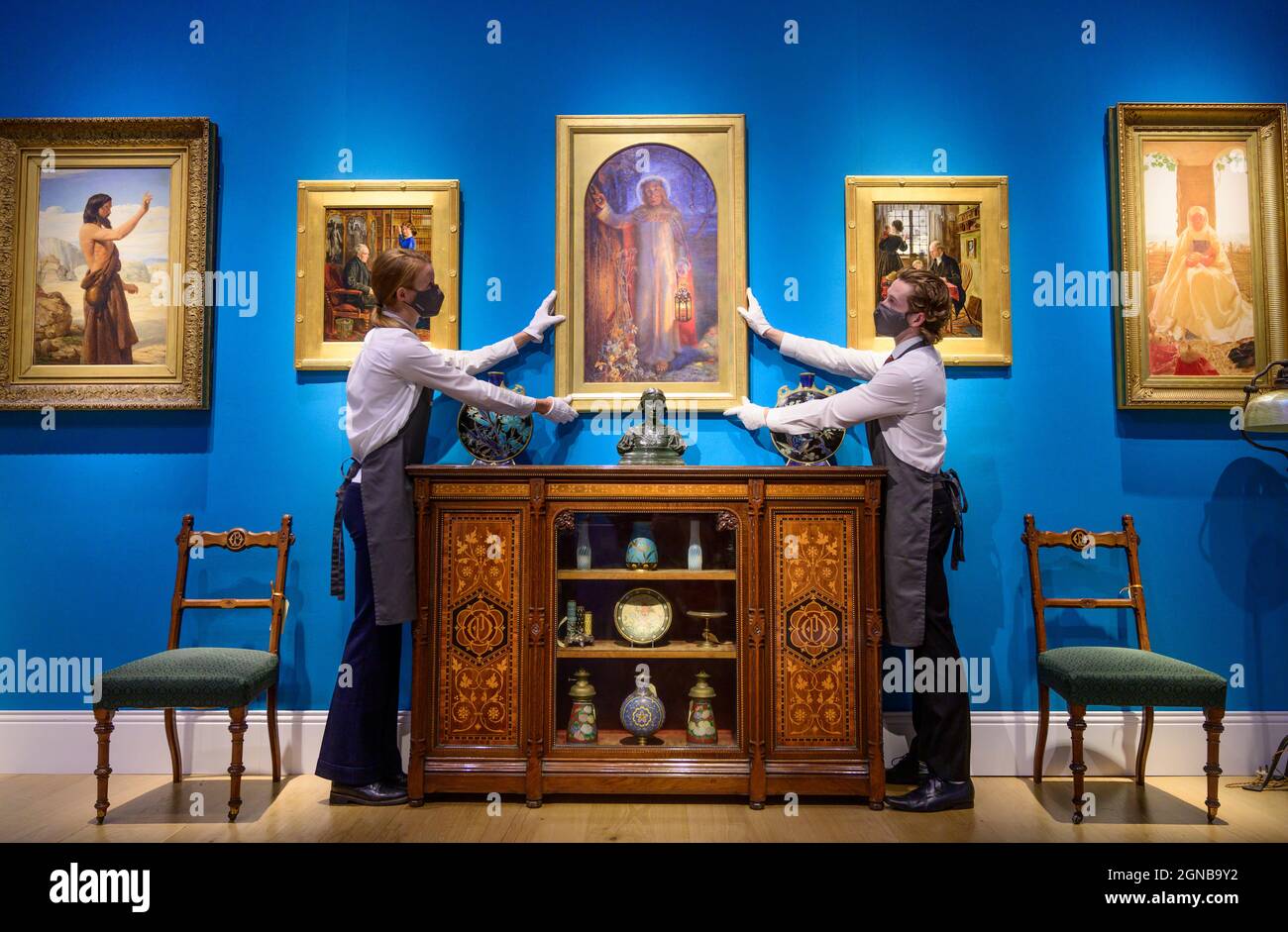 Christie’s, London, Großbritannien. 24. September 2021. Eine ästhetische Odyssee: Die Sammlung Peter Rose und Albert Gallichan wird am 30. September 2021 bei Christie’s zum Verkauf angeboten, um dem Albert Dawson Educational Trust zu nutzen. Das Paar war wegweisende Sammler von schönen und dekorativen Künsten des 19. Jahrhunderts, und diese einzigartige Sammlung war eine gemeinsame Leidenschaft für das anfänglich unmodische viktorianische Design, das ab den 1950er Jahren zusammengestellt wurde. Quelle: Malcolm Park/Alamy Live News Stockfoto