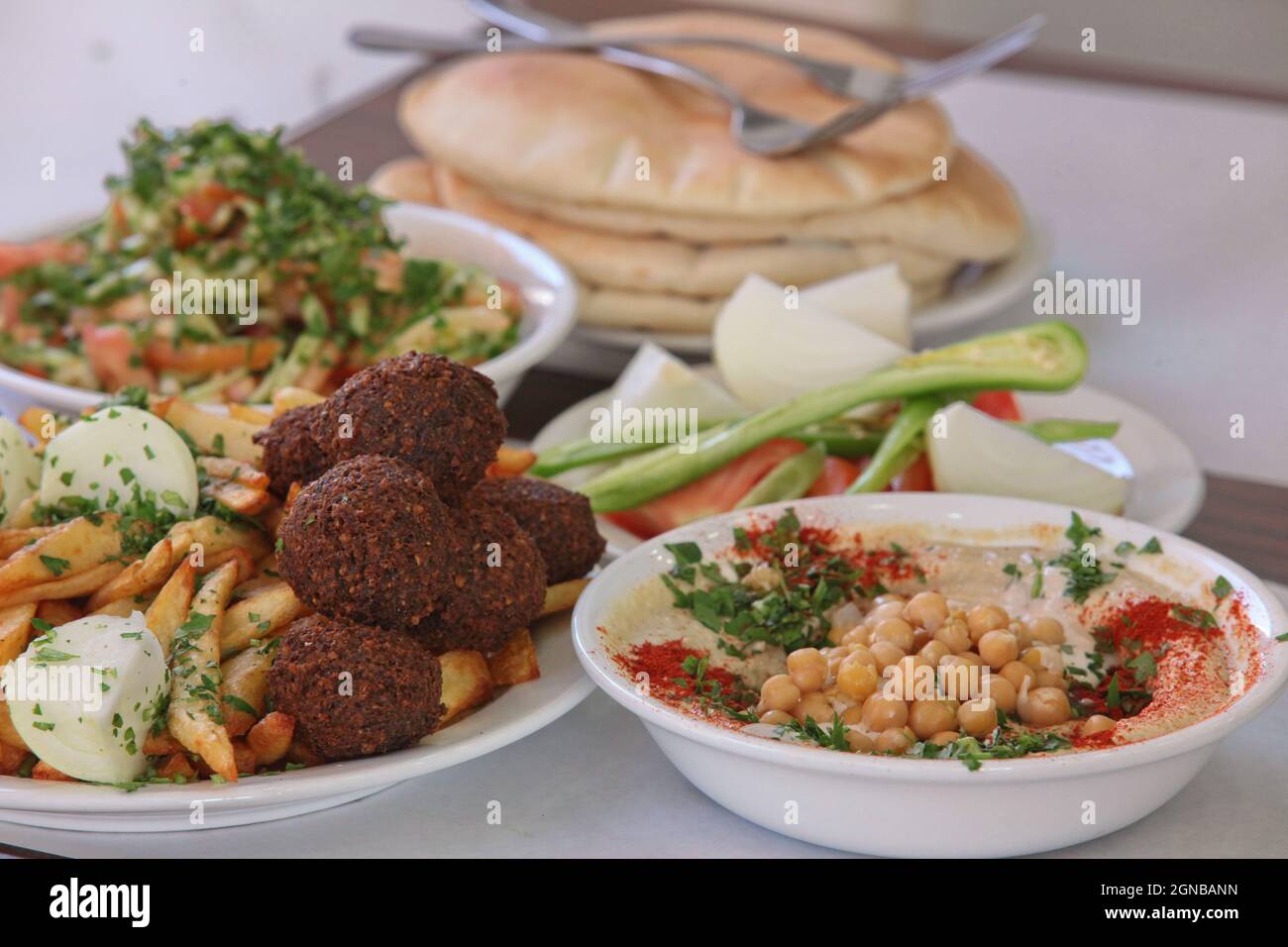 Hummus. Einem arabischen levantinischen Dip oder Aufstrich aus gekochten, zerdrückten Kichererbsen mit Tahin, Olivenöl, Zitronensaft, Salz und Knoblauch gemischt. Garniert mit Stockfoto