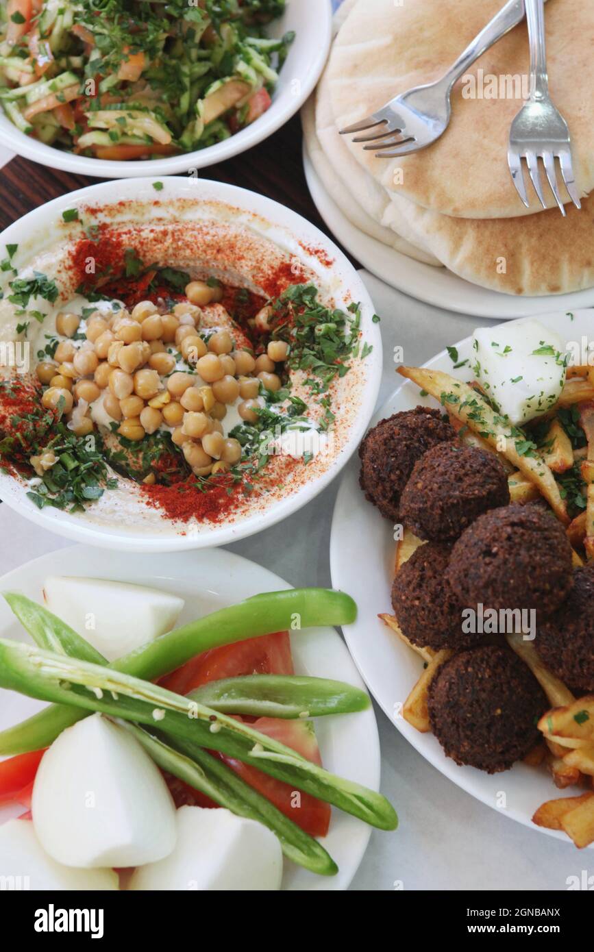 Hummus. Einem arabischen levantinischen Dip oder Aufstrich aus gekochten, zerdrückten Kichererbsen mit Tahin, Olivenöl, Zitronensaft, Salz und Knoblauch gemischt. Garniert mit Stockfoto